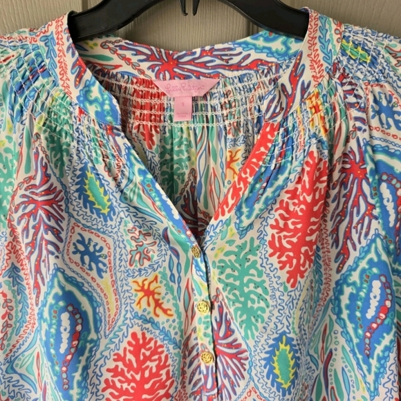 Lilly Pulitzer Elsa 100% Silk Top Let Minnow Sz S Popover Detail Logo Buttons - Picture 11 of 12